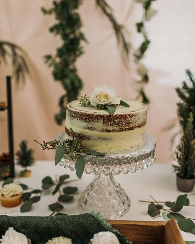 wedding-cake-on-stand
